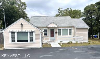 Main picture of 560 Princeton Ave