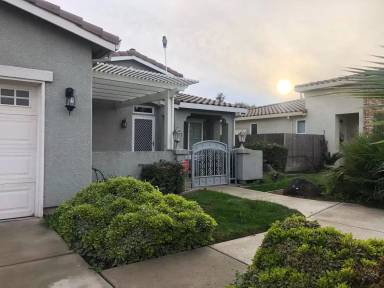 Main picture of 1764 Golden Way
