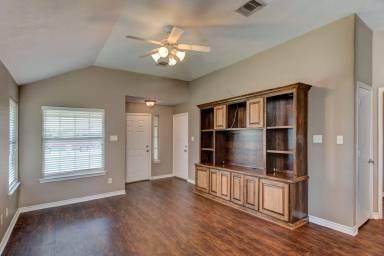 Main picture of 907 Crested Point Dr