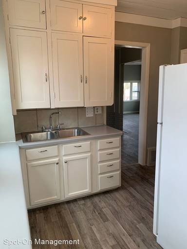 Main picture of 830 University Ave W