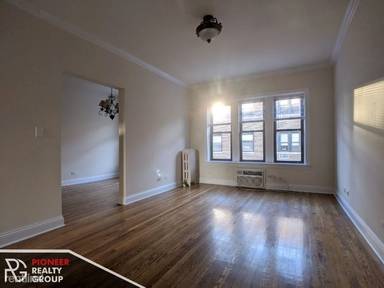 Main picture of 740 W Addison St