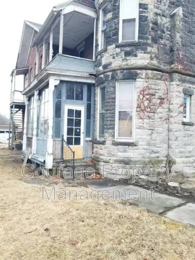 Main picture of 917 Lake St