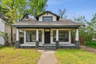 Main picture of 1585 Waverly Ave