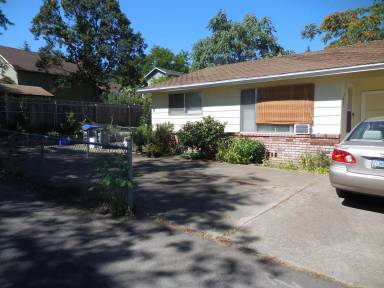 Main picture of 1208 Iowa St