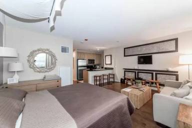 Main picture of 360 N Desplaines St