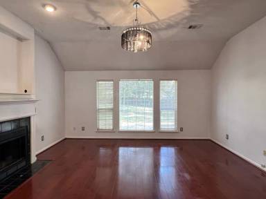 Main picture of 104 Drury Ln