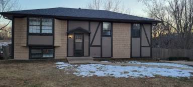 Main picture of 920 NE Locust Dr