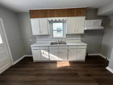 Main picture of 939 W 22nd St