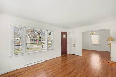 Main picture of 995 S Swain Ave