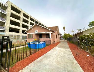 Main picture of 925 W 84th St