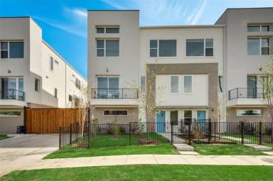 Main picture of 1518 N Carroll Ave