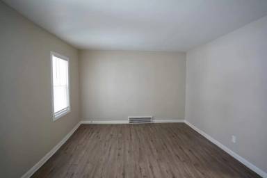 Main picture of 17390 Heyden St