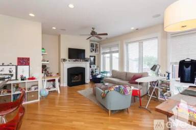 Main picture of 1031 W Belmont Ave