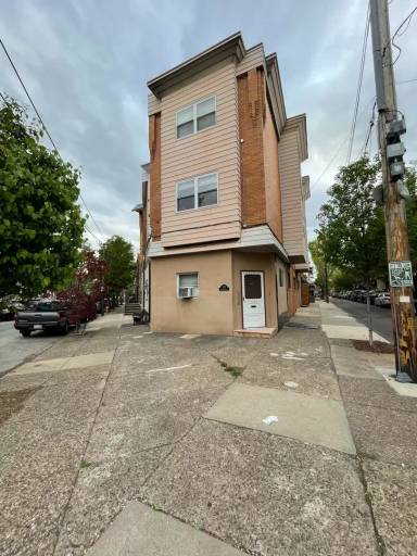 Main picture of 1121 Tasker St