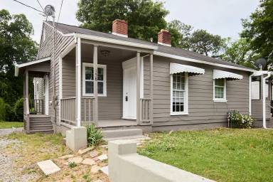Main picture of 156 Hedges St SE