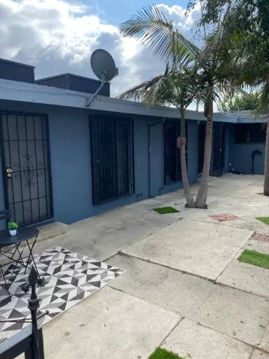 Main picture of 2916 W Century Blvd