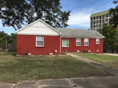 Main picture of 700 E 21st St