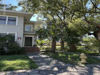 Main picture of 2798 Forbes St
