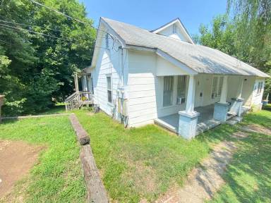 Main picture of 704 W 8th St