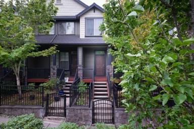 Main picture of 1413 NE Lockheart Ln