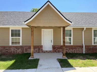 Main picture of 713 W 1st St