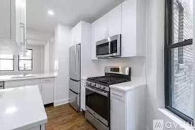 Main picture of 25 W 68th St