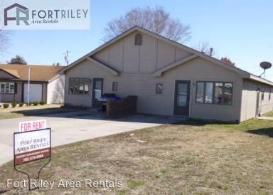 Main picture of 1115 W 20th Cir