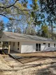 Main picture of 901 Lakeside Dr