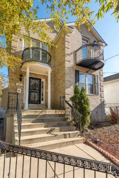 Main picture of 20 53rd Pl SE