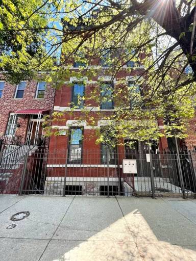Main picture of 1437 W Cullerton St