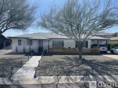 Main picture of 911 E San Juan Ave