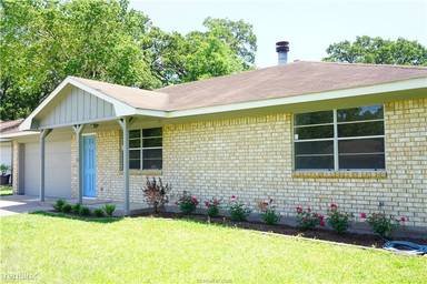 Main picture of 2612 Cypress Cir