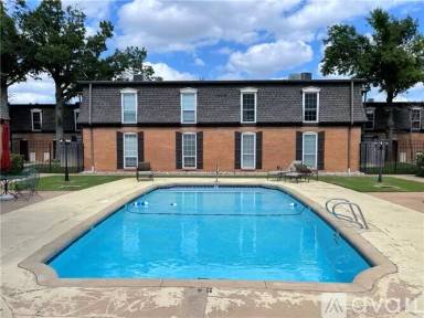 Main picture of 6000 N Brookline Ave