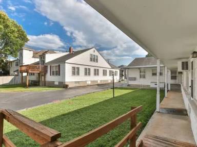 Main picture of 1009 E Walnut St