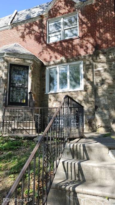 Main picture of 5865 Kemble Ave