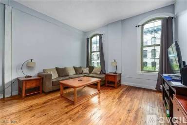 Main picture of 408 W Saint Clair Ave