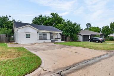 Main picture of 3208 N Roff Ave