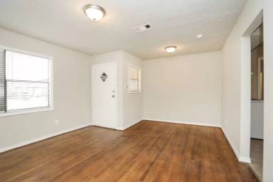 Main picture of 718 Champs St