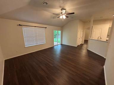 Main picture of 912 Cavecreek St