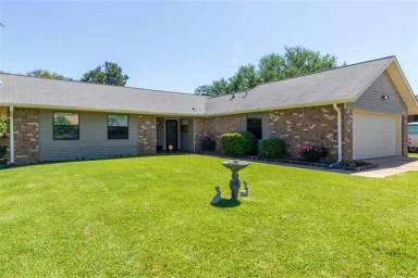 Main picture of 405 Windsor Dr