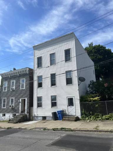 Main picture of 26 Center St