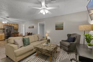 Main picture of 7925 Leslie Dr