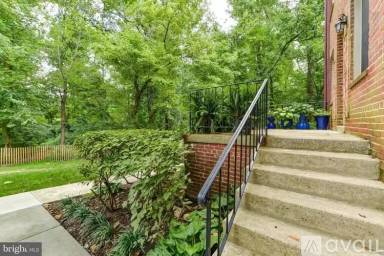Main picture of 2210 Washington Ave