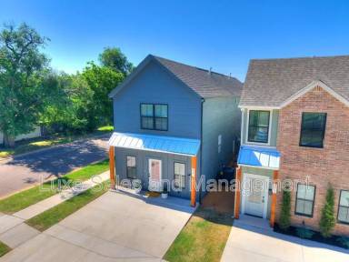 Main picture of 600 W 2nd St