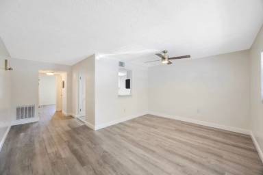 Main picture of 3111 W Horatio St