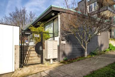 Main picture of 2002 1/2 N 78th St