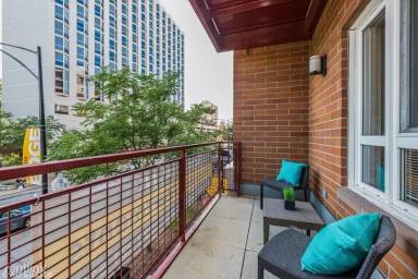 Main picture of 1210 W Arthur Ave