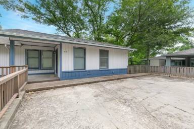 Main picture of 20 Dogwood Dr