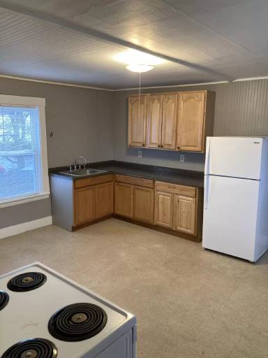 Main picture of 2 Maple St