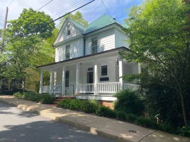 Main picture of 415 2nd St NE